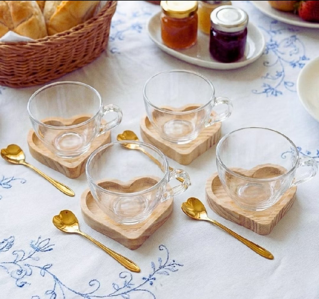 Kit 4 Xícaras com Pires e Colheres Douradas Coração
